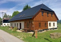 /album/provozujeme-penzion-dobra-na-sumave-kde-s-morciskama-i-sami-bydlime-poskytujeme-ubytovani-s-moznosti-polopenze-v-nadherne-sumavske-vesnicce-u-hranic-podivejte-se-na-www-penziondobranasumave-cz-/dum-od-silnice-jpg/